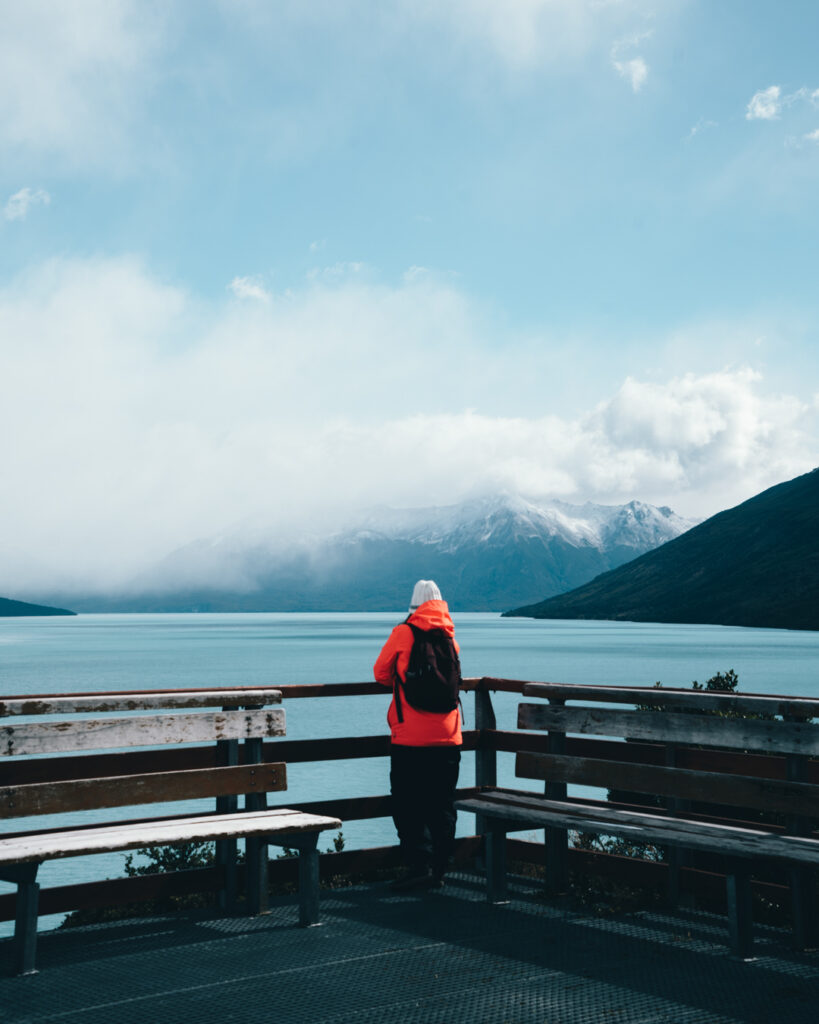 women in front of mountains in Los Glaciares National Park